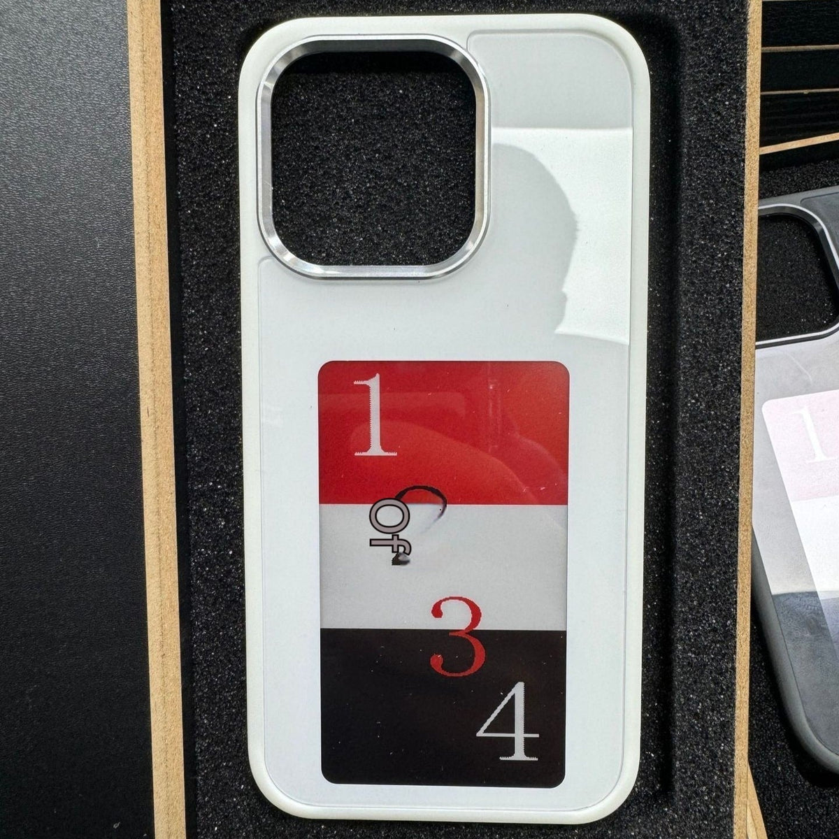 Coque pour iPhone à écran à encre électronique et transmission NFC