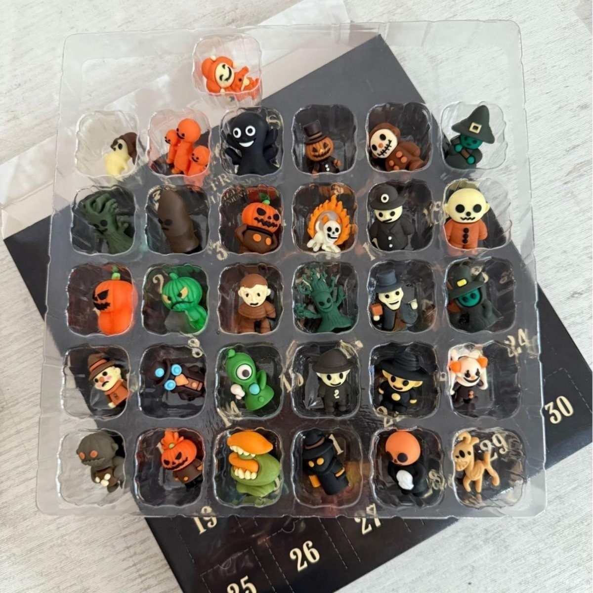 Calendrier d'Halloween à cases et figurines miniatures
