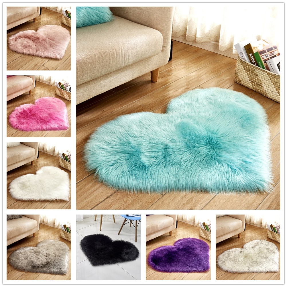Tapis en forme de cœur en fausse fourrure avec base antidérapante