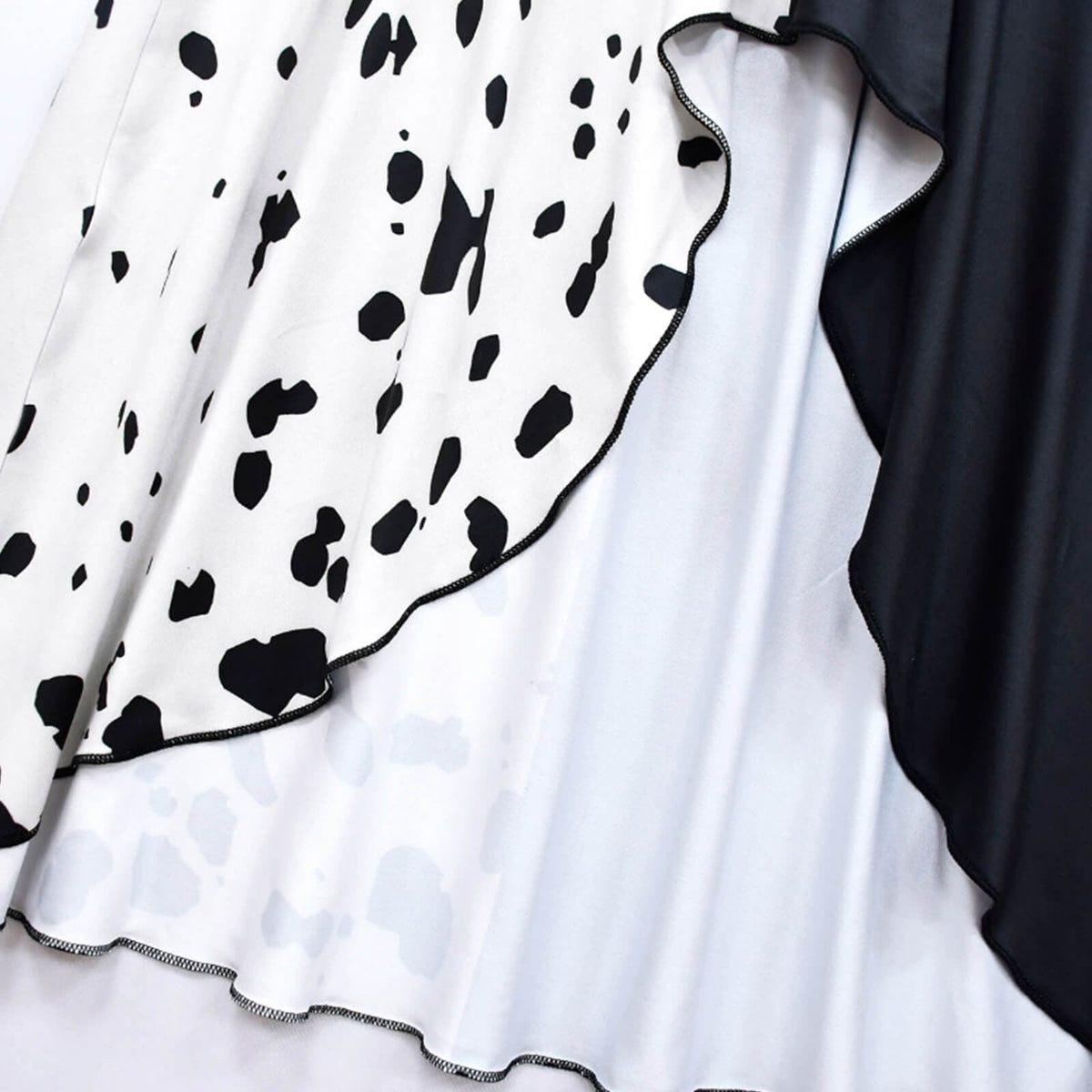 Déguisement enfant noir et blanc avec robe, cape et perruque
