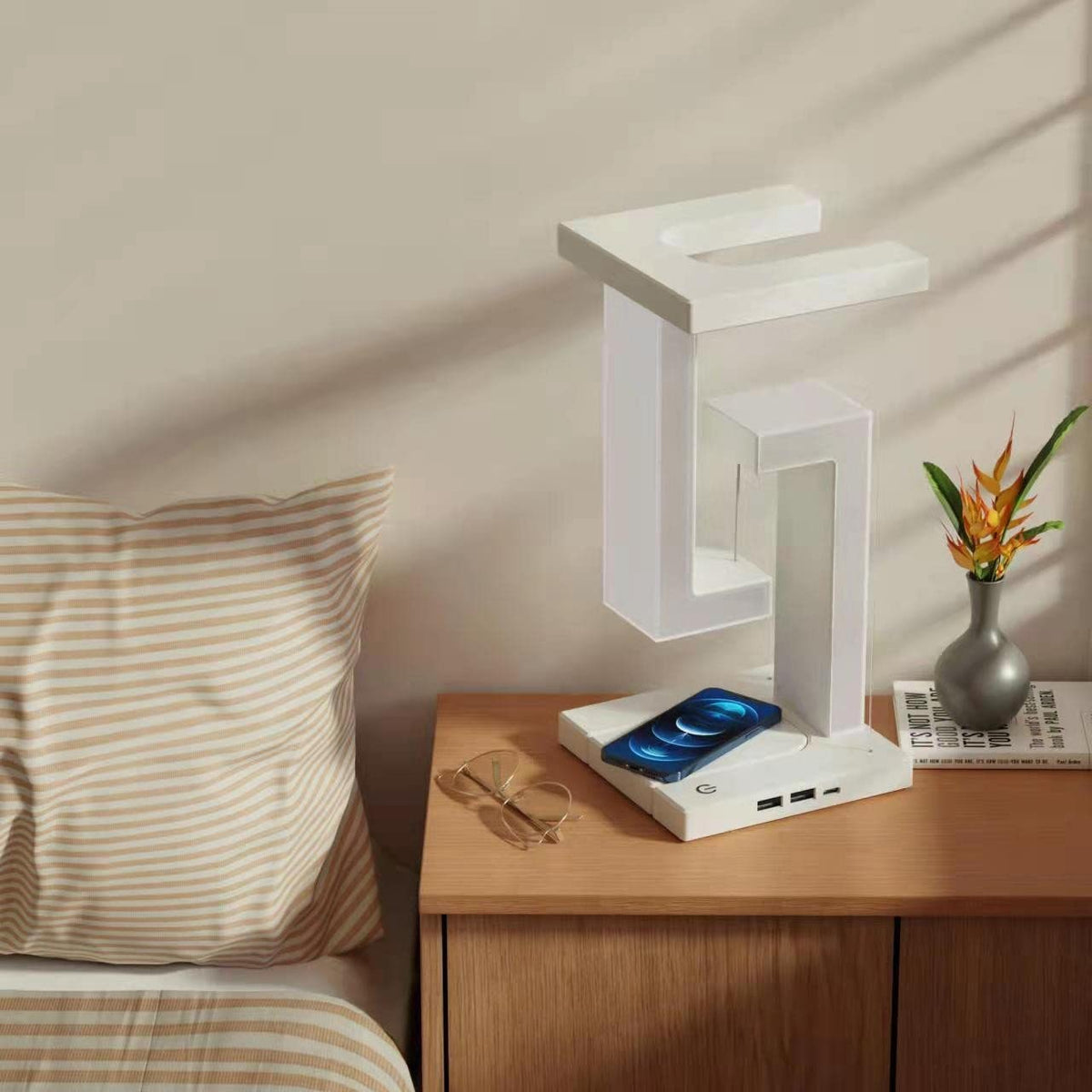 Lampe de table rechargeable à structure suspendue et base de recharge