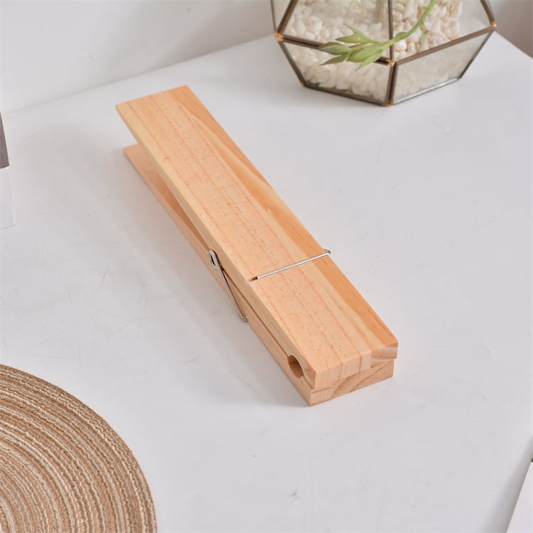 Porte-serviettes rustique en forme de pince à linge en bois
