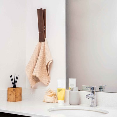 Porte-serviettes rustique en forme de pince à linge en bois