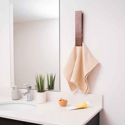 Porte-serviettes rustique en forme de pince à linge en bois