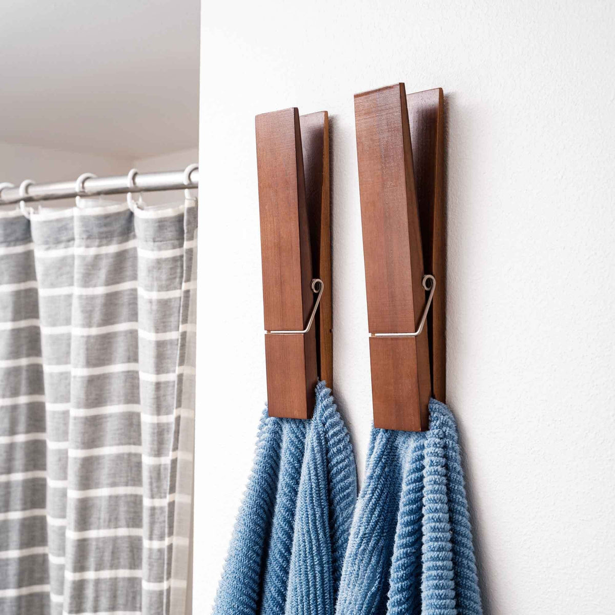 Porte-serviettes rustique en forme de pince à linge en bois