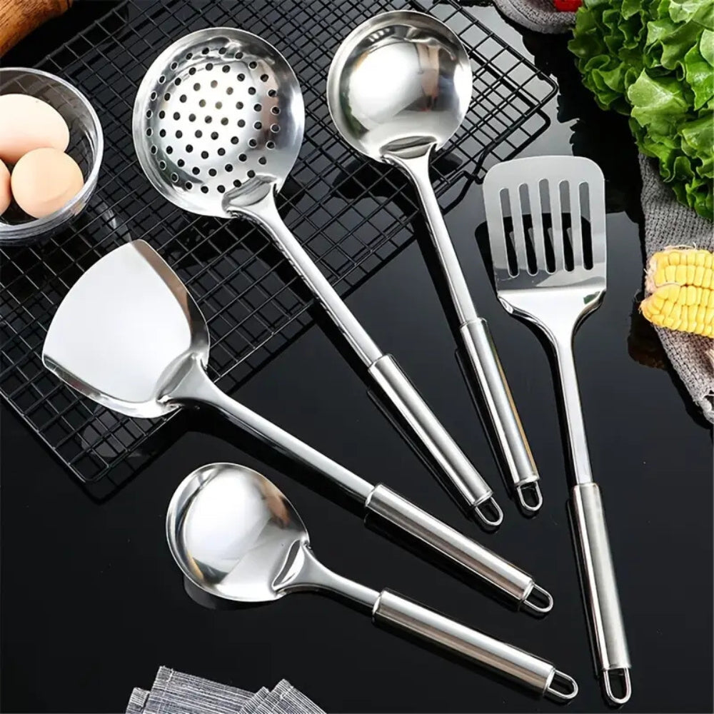 Lot de cinq ustensiles de cuisine à manches ergonomiques