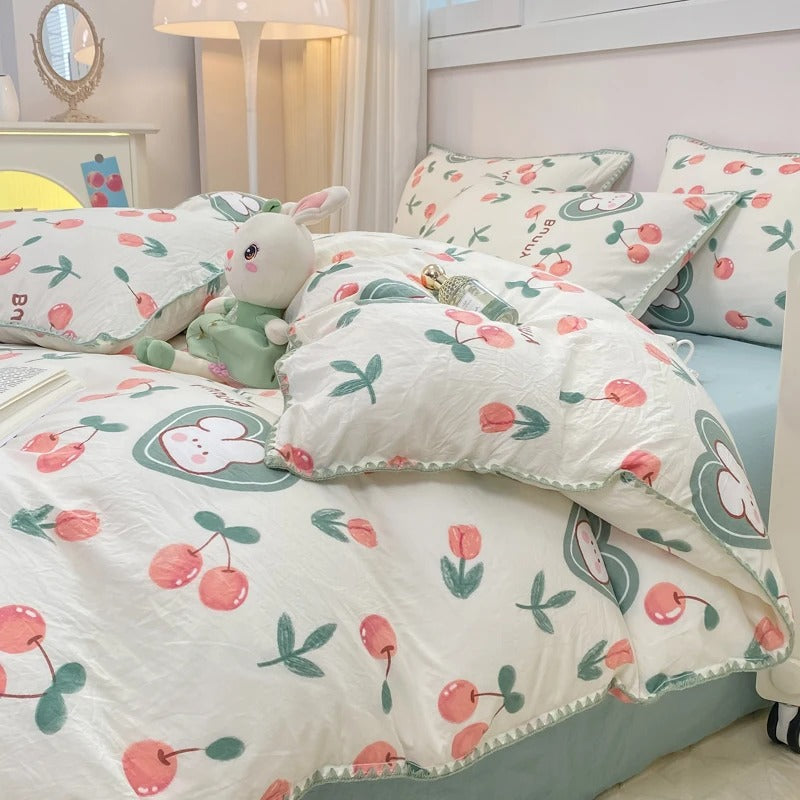 Parure de lit à motifs fleurs et baies, trois ou quatre pièces