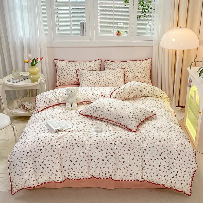 Parure de lit à motifs fleurs et baies, trois ou quatre pièces