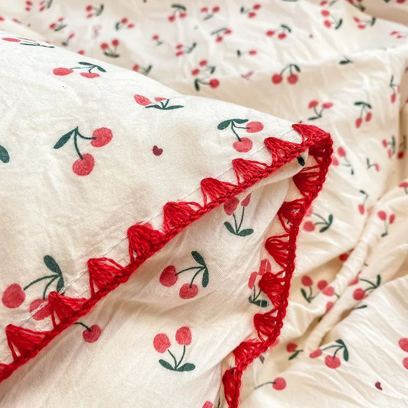 Parure de lit à motifs fleurs et baies, trois ou quatre pièces