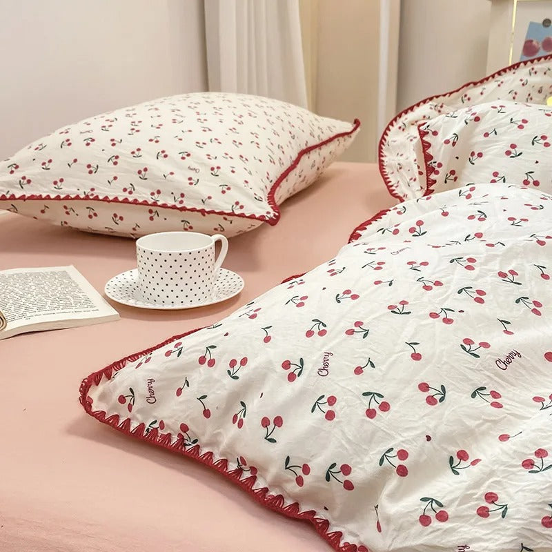 Parure de lit à motifs fleurs et baies, trois ou quatre pièces