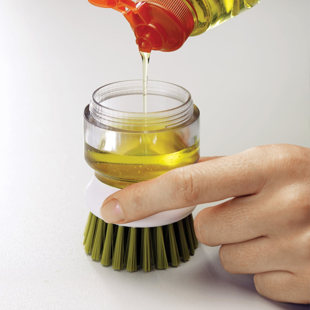Brosse vaisselle avec distributeur de liquide vaisselle