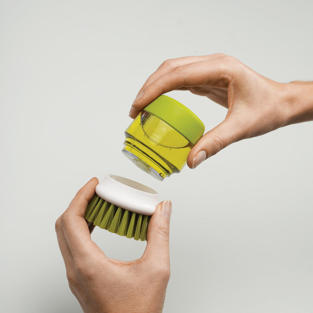 Brosse vaisselle avec distributeur de liquide vaisselle