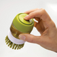 Brosse vaisselle avec distributeur de liquide vaisselle