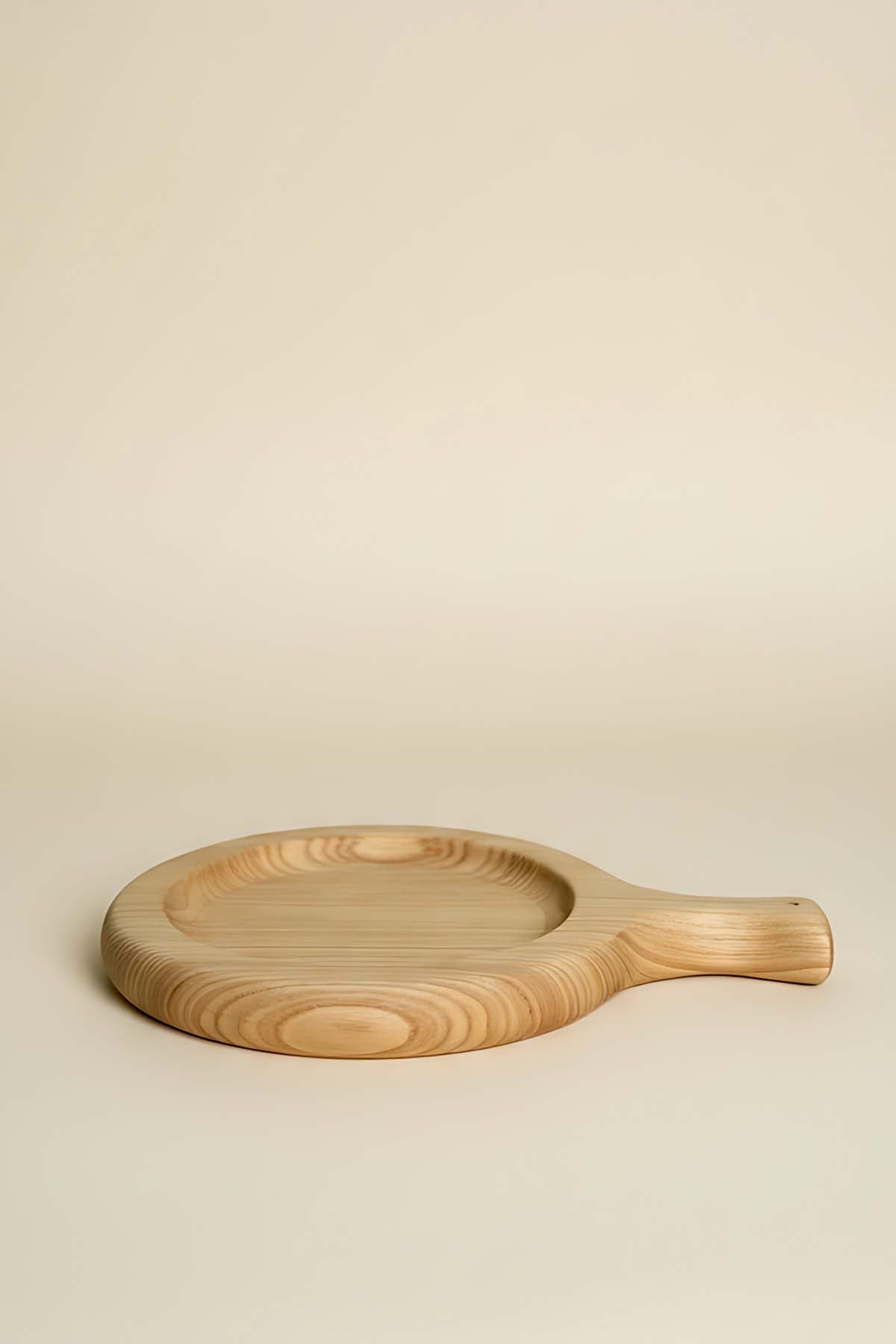 Plateau de service rond sculpté en bois de châtaignier – image 6