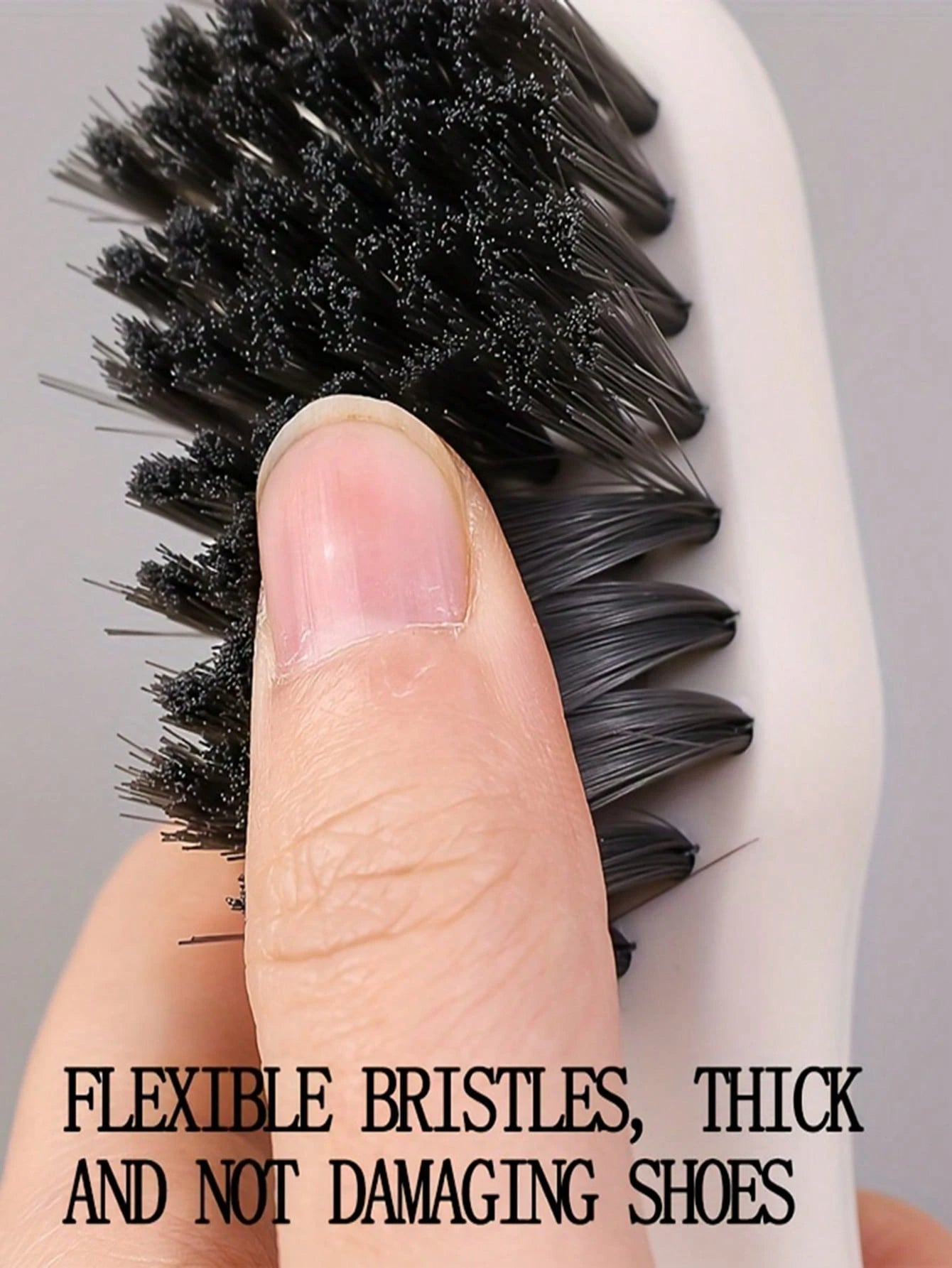 Brosse multifonction avec distributeur de liquide pour vêtements et chaussures