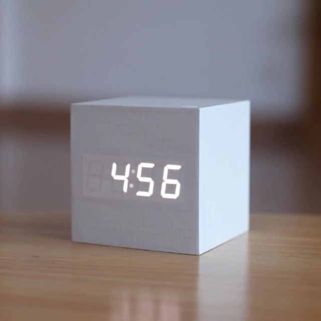 Horloge numérique cube en bambou et bois, 6 x 6 x 6 cm