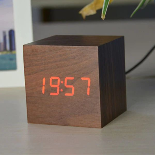 Horloge numérique cube en bambou et bois, 6 x 6 x 6 cm