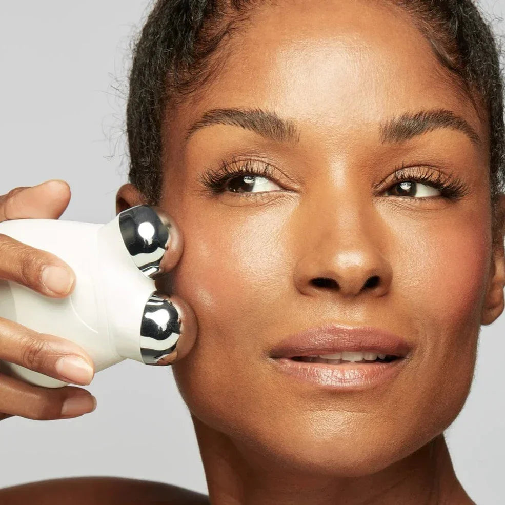 Appareil de massage facial à microcourants