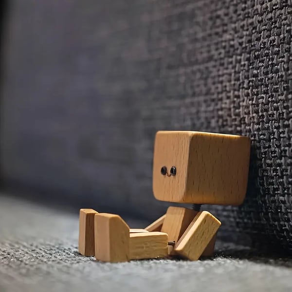 Figurine en bois basculante à visages interchangeables
