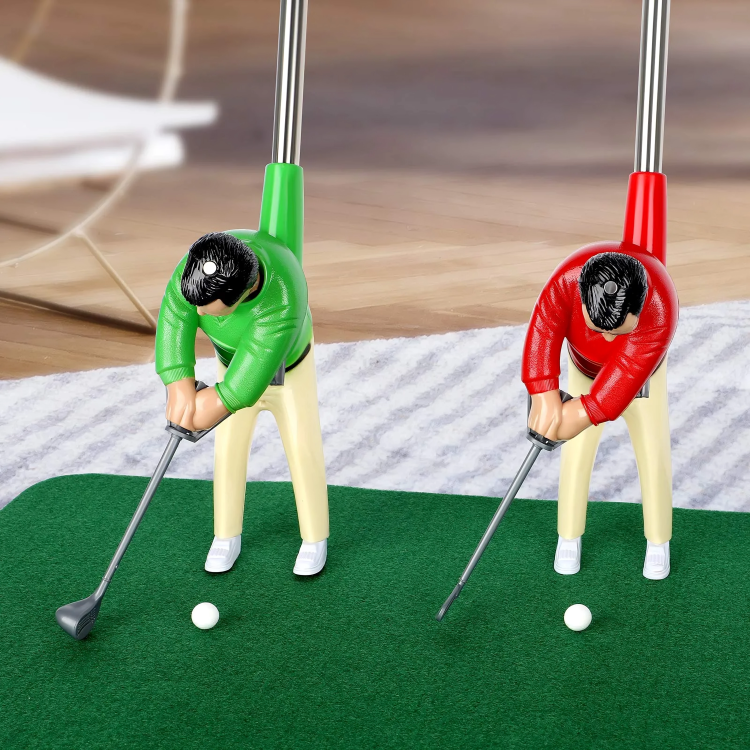 Ensemble de mini-golf intérieur avec petit golfeur au manche