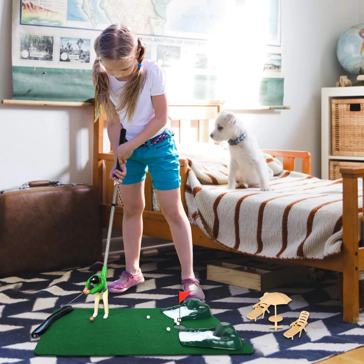 Ensemble de mini-golf intérieur avec petit golfeur au manche