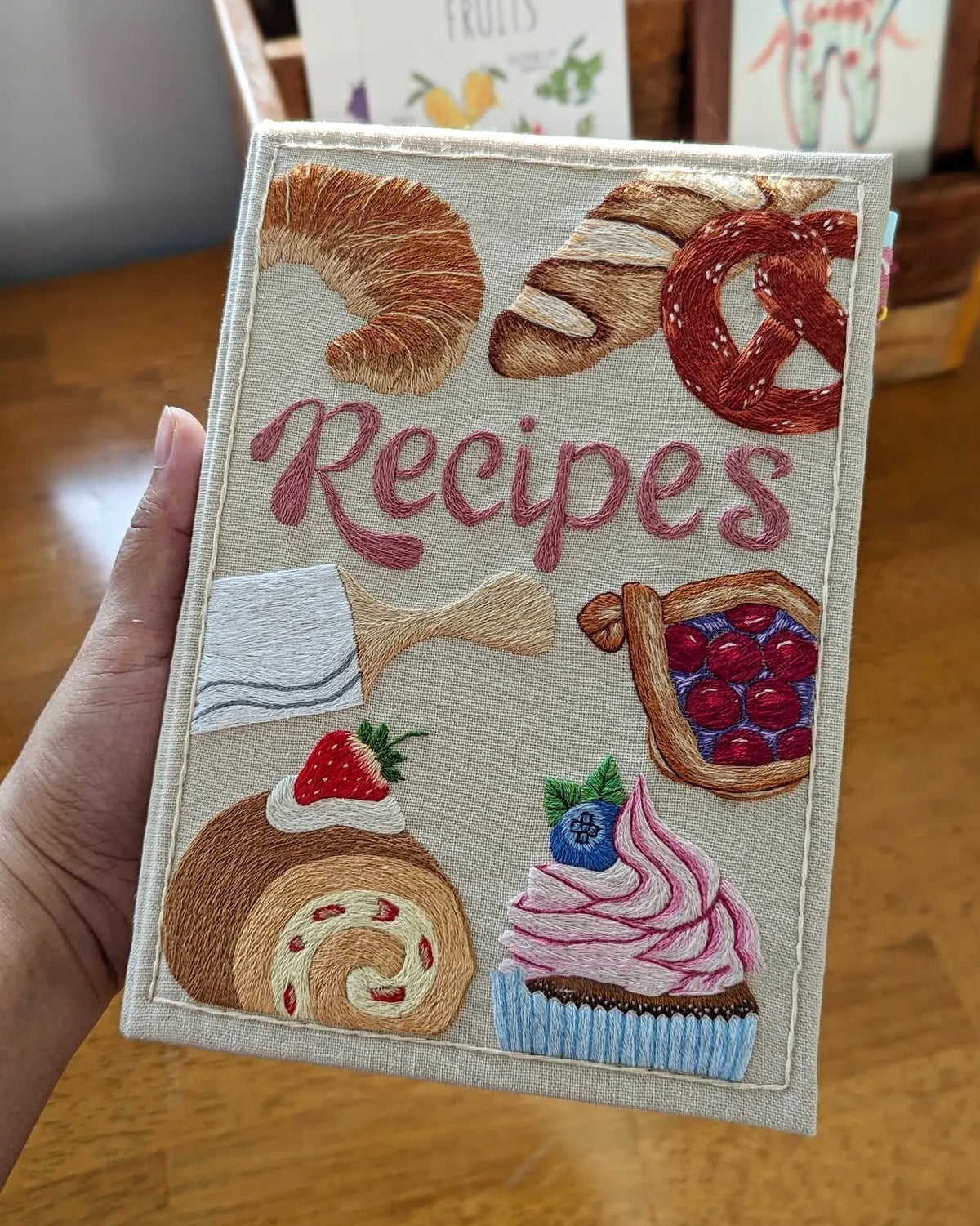 Carnet de recettes à couverture textile brodée