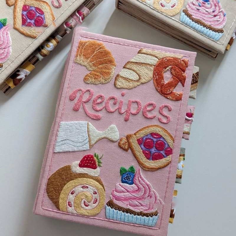 Carnet de recettes à couverture textile brodée
