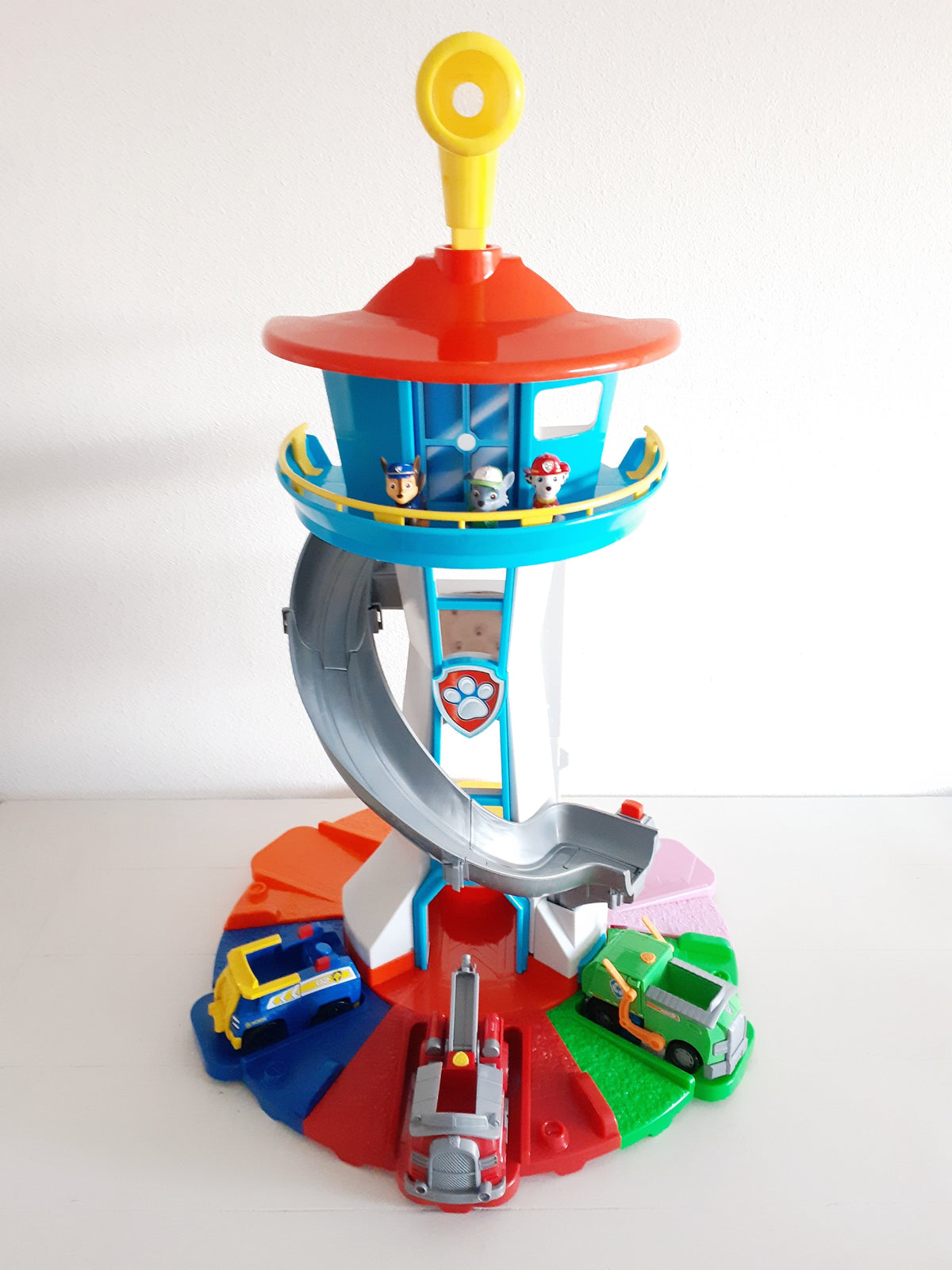 Circuit de voitures avec tour et toboggan, 52 × 42 cm