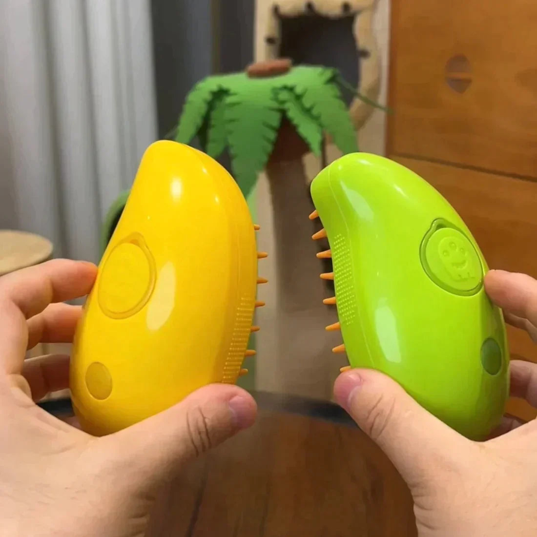 Brosse de toilettage avec brumisation pour animaux