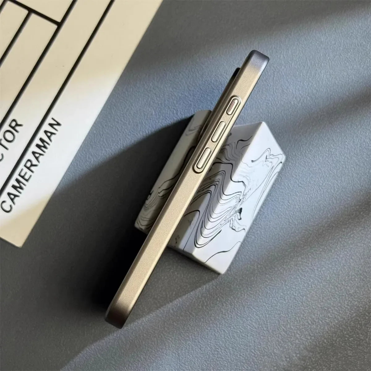 Coque fine de téléphone à texture antidérapante