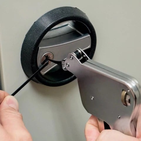 Ensemble métallique compact pour entretien de serrures