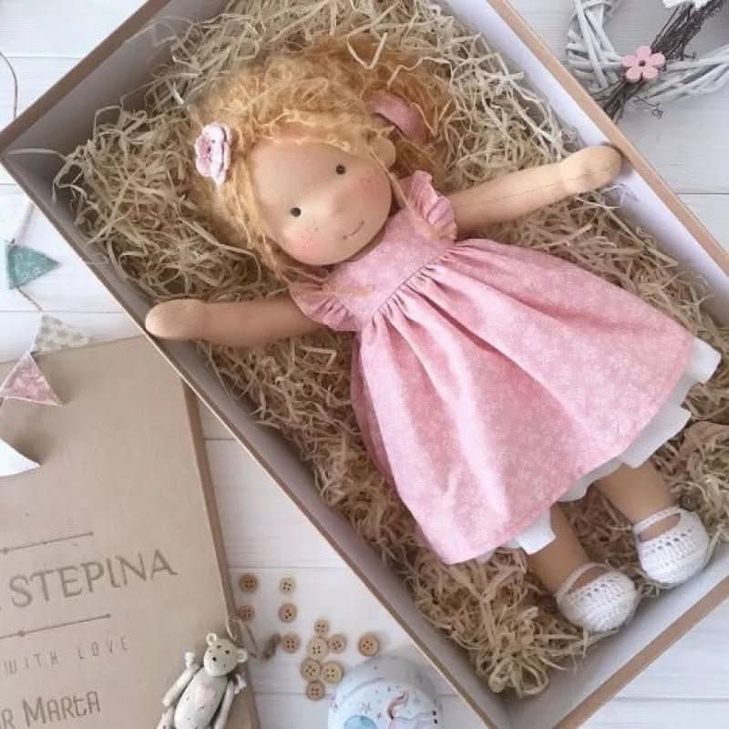 Poupée artisanale en coton style Waldorf – Jouet doux pour jeu imaginatif – image 19