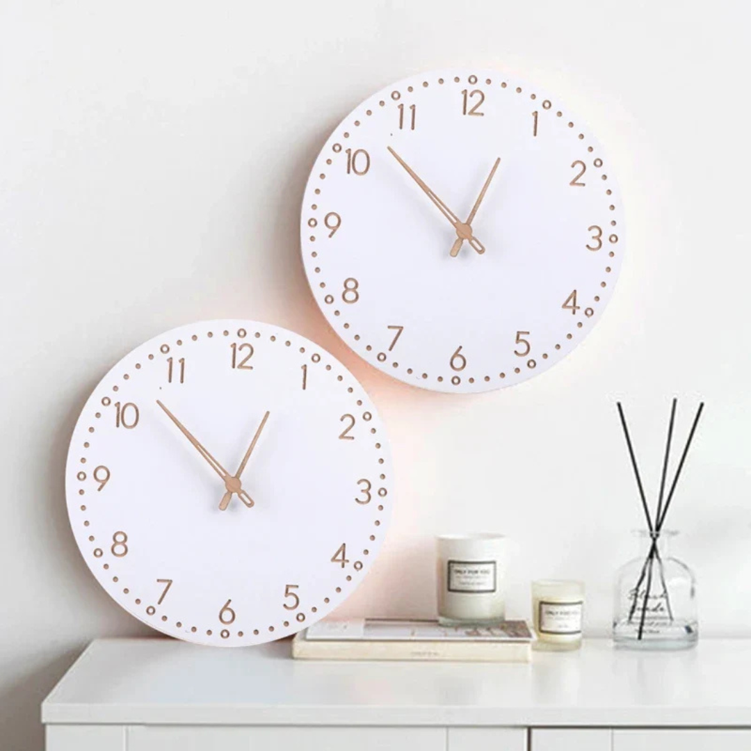 Horloge murale en bois au cadran sobre