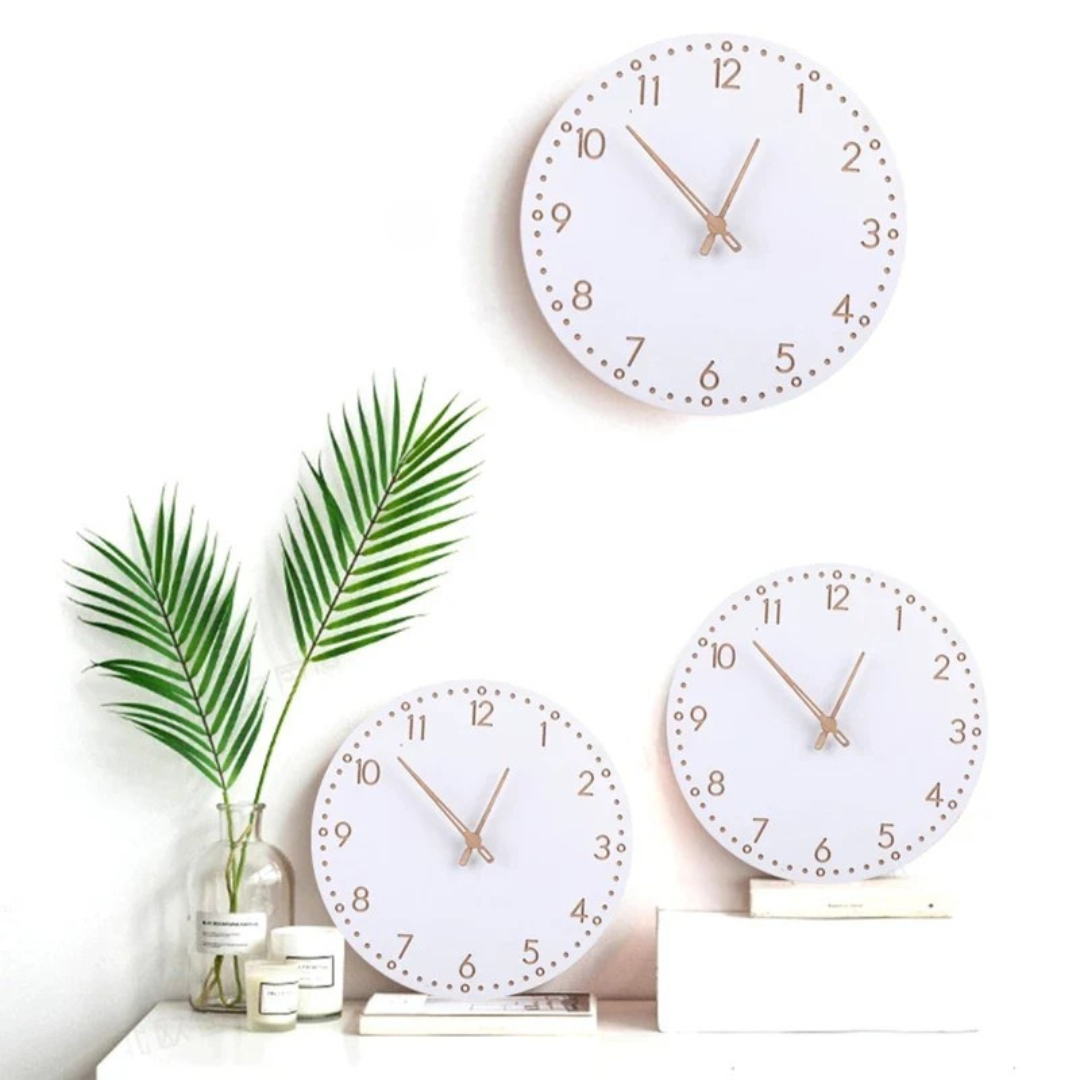 Horloge murale en bois au cadran sobre