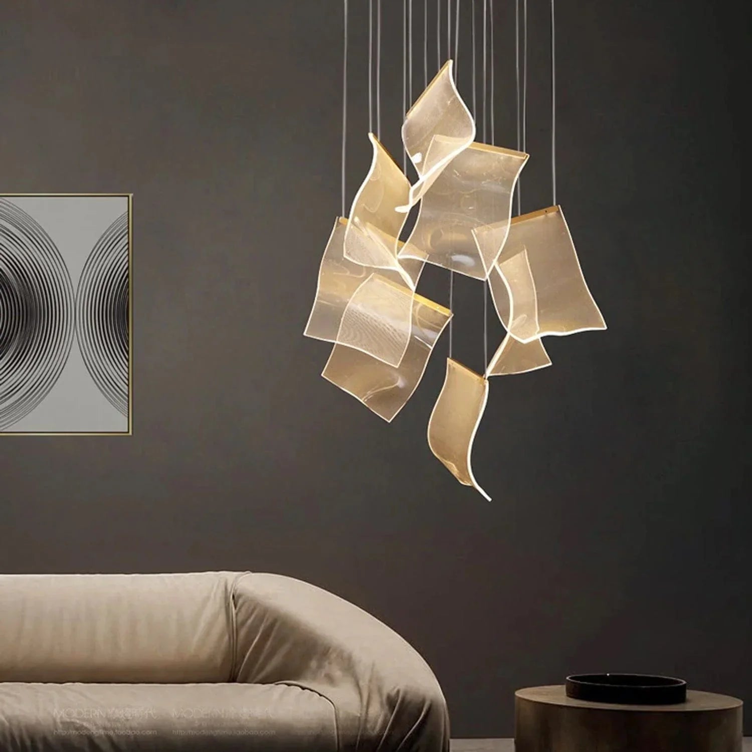 Lustre LED doré à 6 lumières avec base ronde – image 3