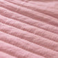 Couverture légère à matelassage linéaire et bordure contrastée