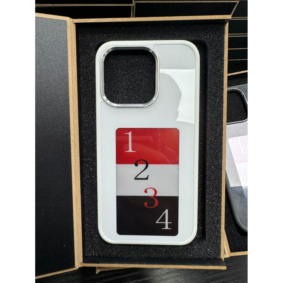 Coque pour iPhone à écran à encre électronique et transmission NFC