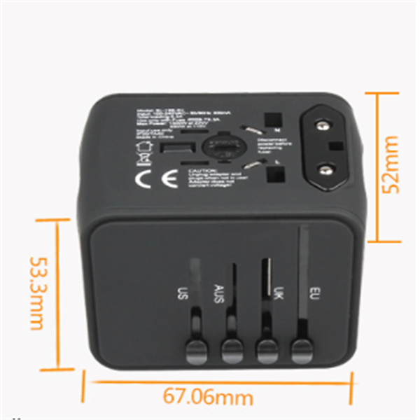 Adaptateur de voyage universel avec trois USB-A et un USB-C
