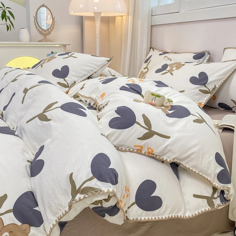 Parure de lit à motifs fleurs et baies, trois ou quatre pièces