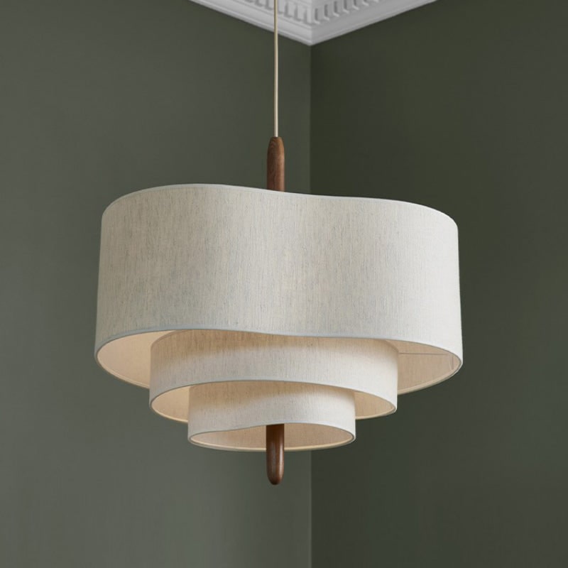 Suspension à abat-jour textile ondulé et détails en bois