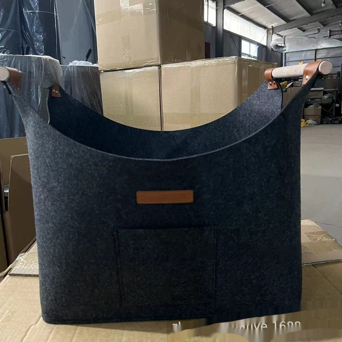 Panier à bûches en feutre avec poignées en bois
