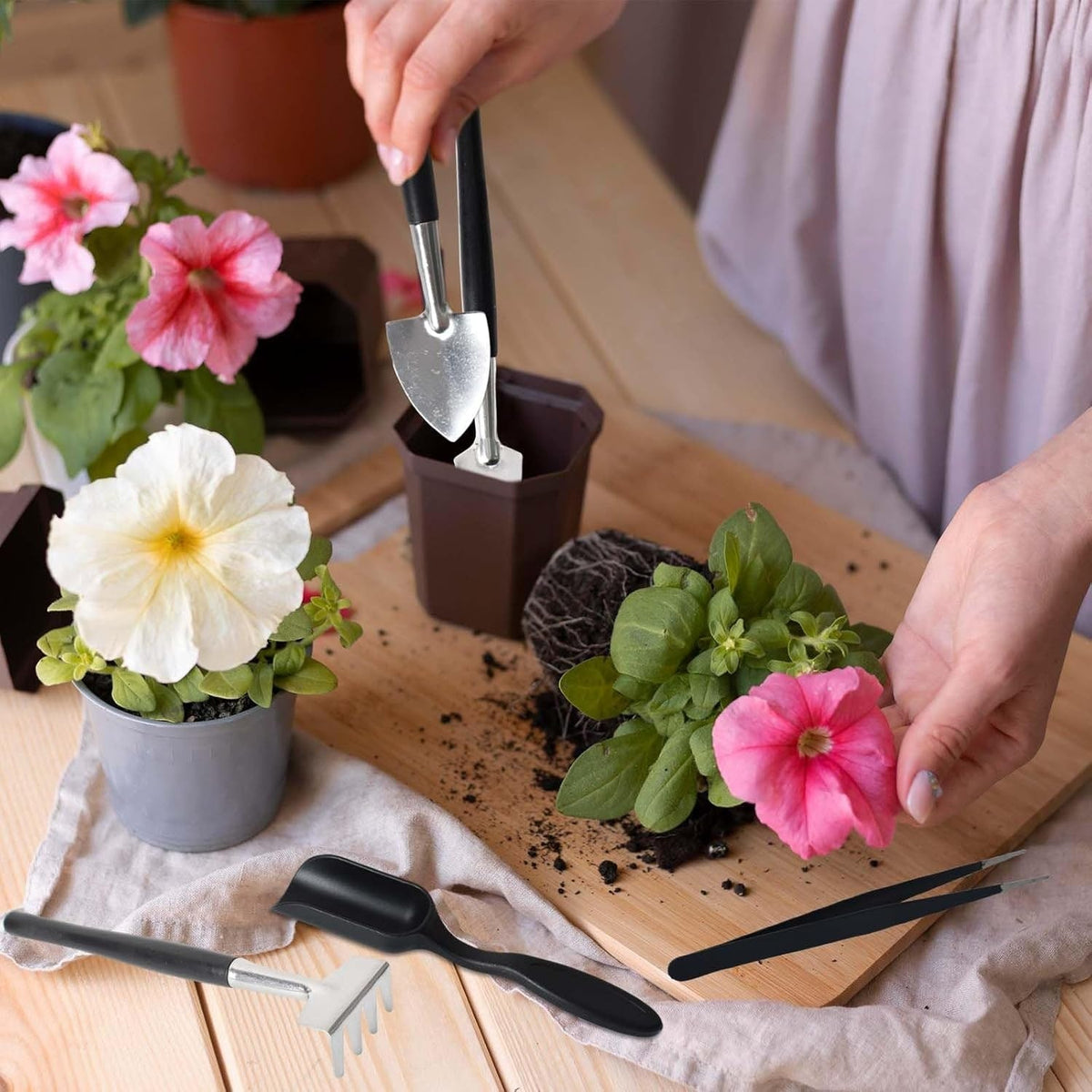 Kit de douze outils miniatures de jardinage avec pochette