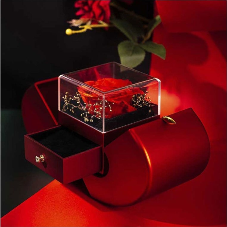 Coffret à bijoux en forme de pomme avec rose et collier