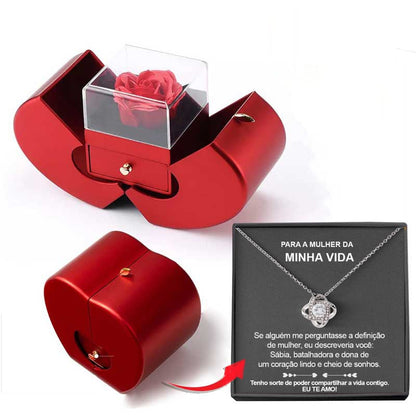 Coffret à bijoux en forme de pomme avec rose et collier