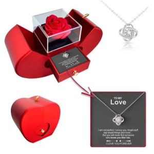Coffret à bijoux en forme de pomme avec rose et collier