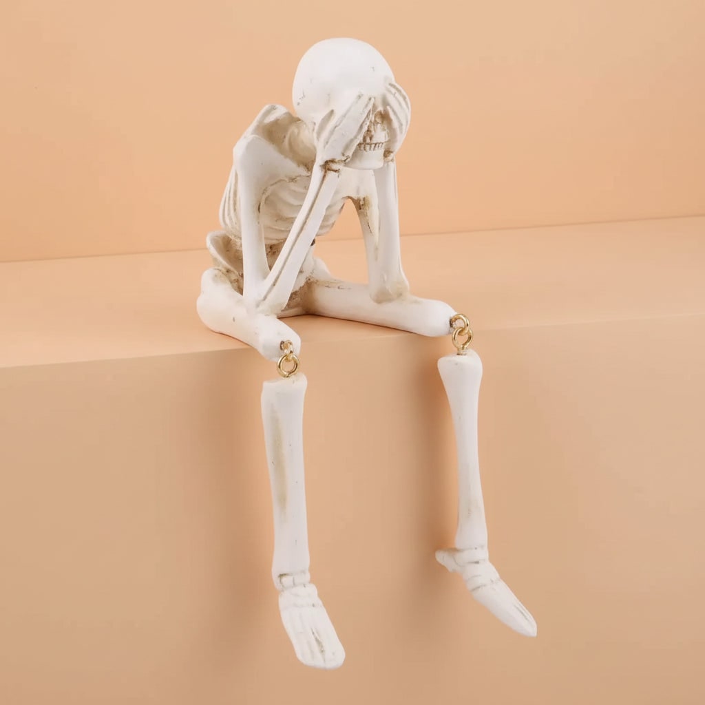 Lot de trois squelettes décoratifs assis à jambes pendantes