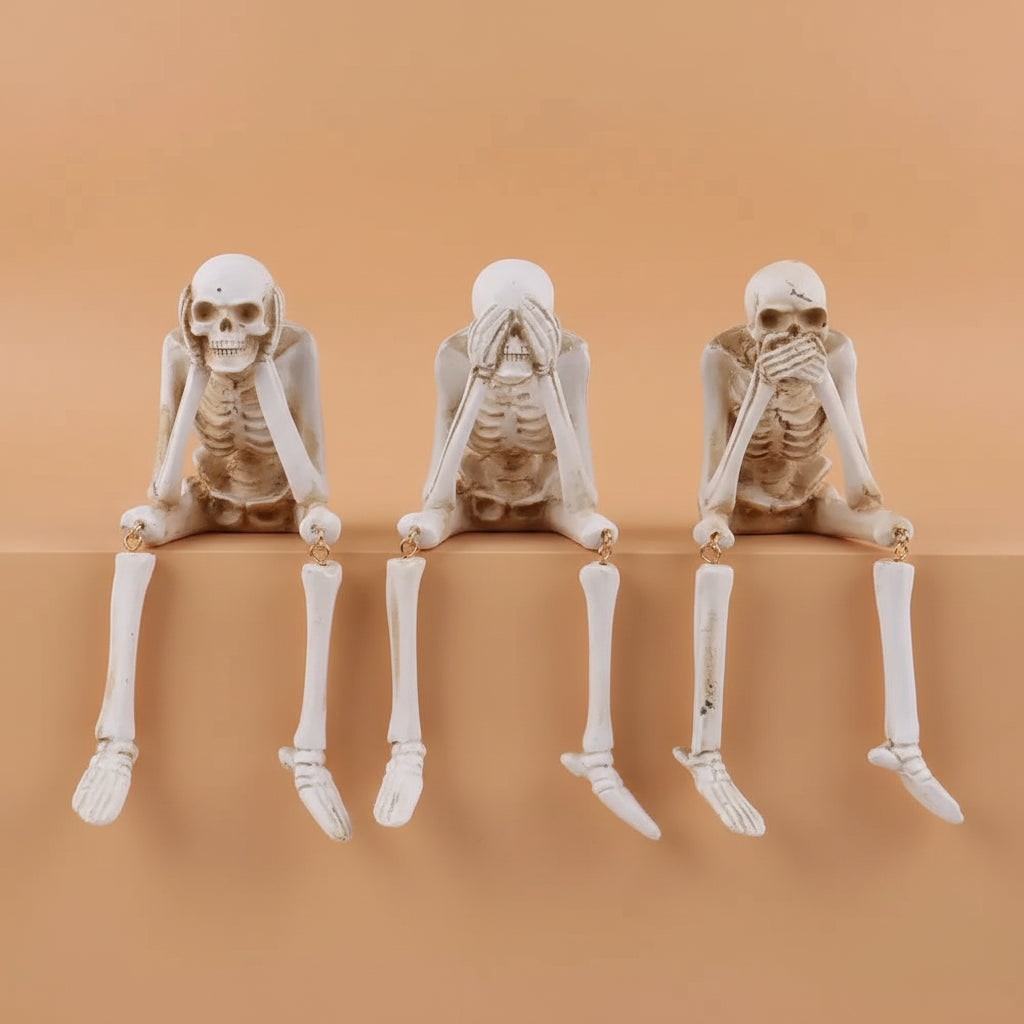 Lot de trois squelettes décoratifs assis à jambes pendantes