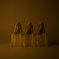 Lot de trois squelettes décoratifs assis à jambes pendantes