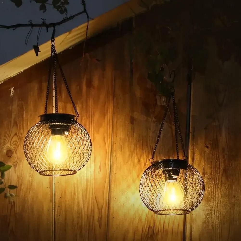 Lanterne solaire suspendue en métal ajouré à LED