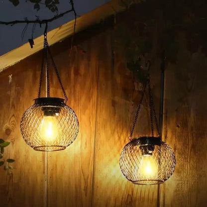 Lanterne solaire suspendue en métal ajouré à LED